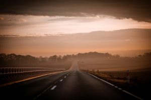 Eine Landstrasse im Sonnenaufgang, Neblig, Herbst, Eine Landstrasse im Sonnenaufgang, Neblig, Herbst,